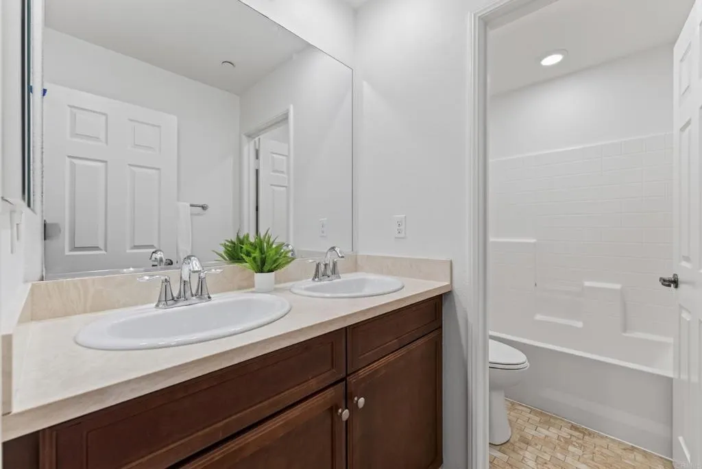 UPSTAIRS 2ND BATHROOM