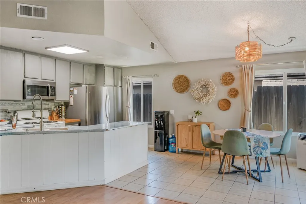 https://cdn.realtyfeed.com/cdn/127/307100040/9be6eef616723bd2151938c5b82cbf6c.webp