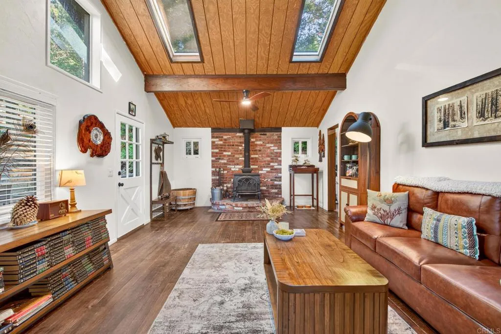 https://cdn.realtyfeed.com/cdn/127/307100688/39488bdeefeb1f049c98d7618e8216b1.webp