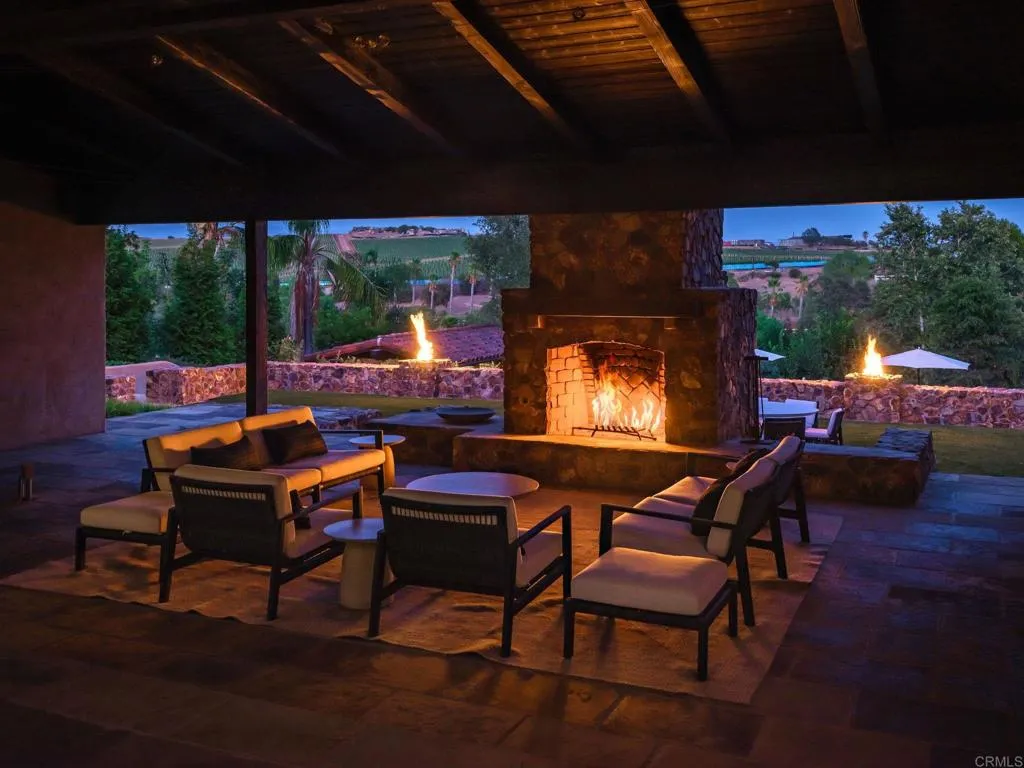 525 Sleeping Indian Rd, Oceanside, CA 92057