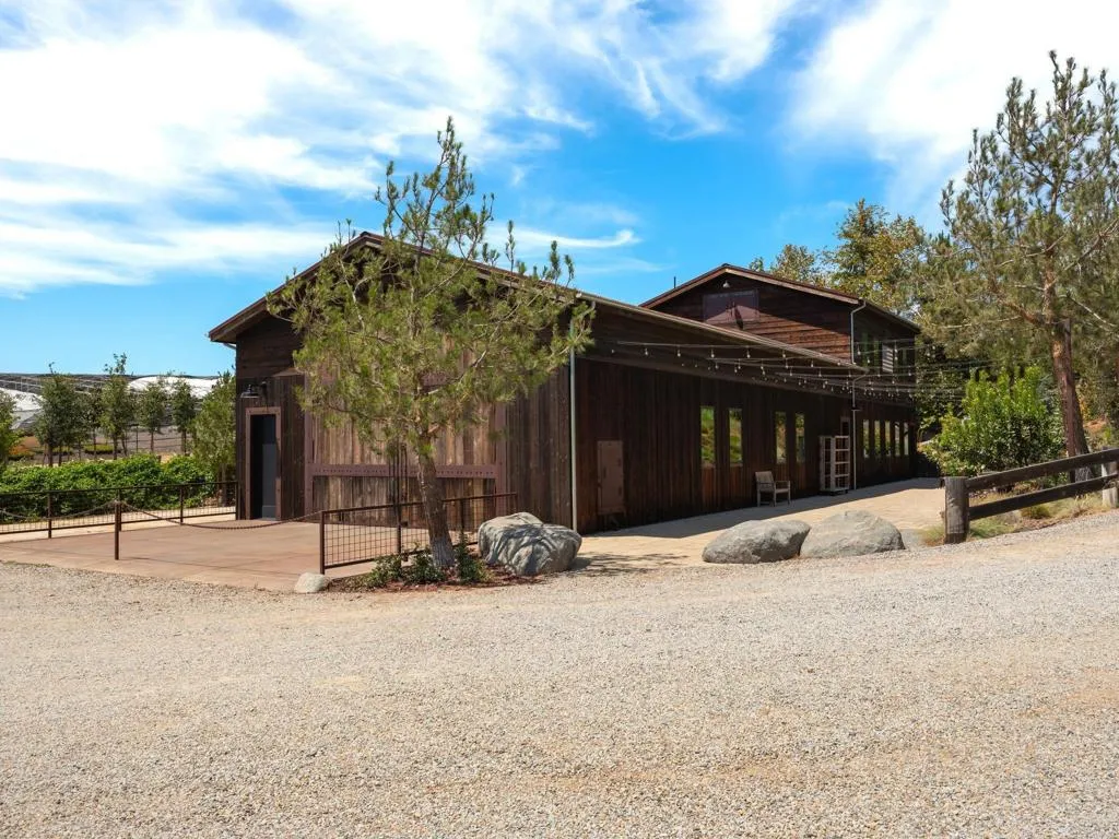 577 Sleeping Indian Rd, Oceanside, CA 92057 Remodeled 2-Story Barn