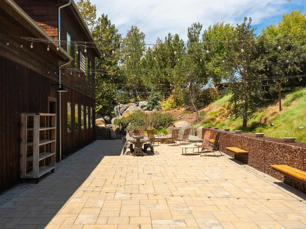 577 Sleeping Indian Rd, Oceanside, CA 92057 Entertaining Space off Barn