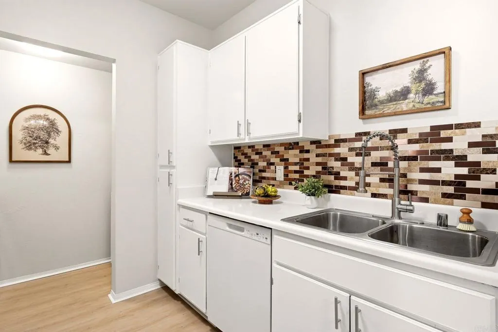 https://cdn.realtyfeed.com/cdn/127/307101849/ca626e18c85fe7e6cad31bb0f0dfc35f.webp