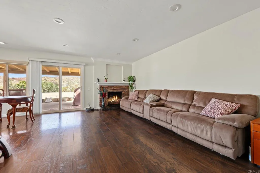 https://cdn.realtyfeed.com/cdn/127/307102107/a78a47445cbd6468bb52e954c13b3a67.webp