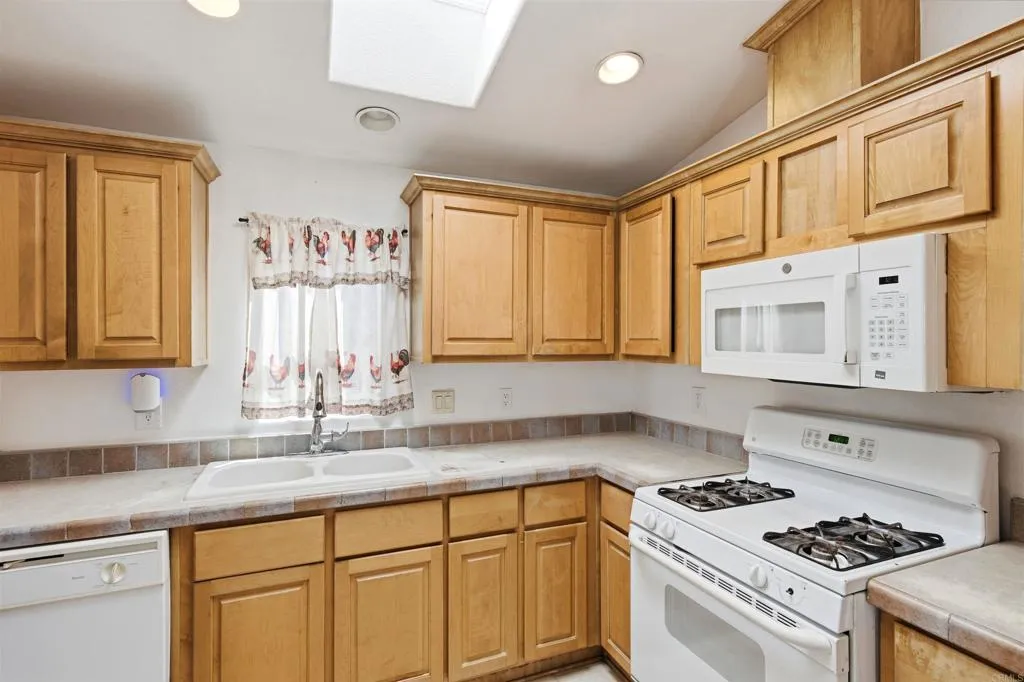 https://cdn.realtyfeed.com/cdn/127/307102307/9fe07be7222ed8f84bc788109be5c0d1.webp