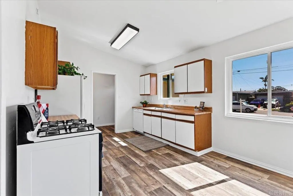 2224 Hemlock Avenue, San Diego, CA 92154 Bright Kitchen