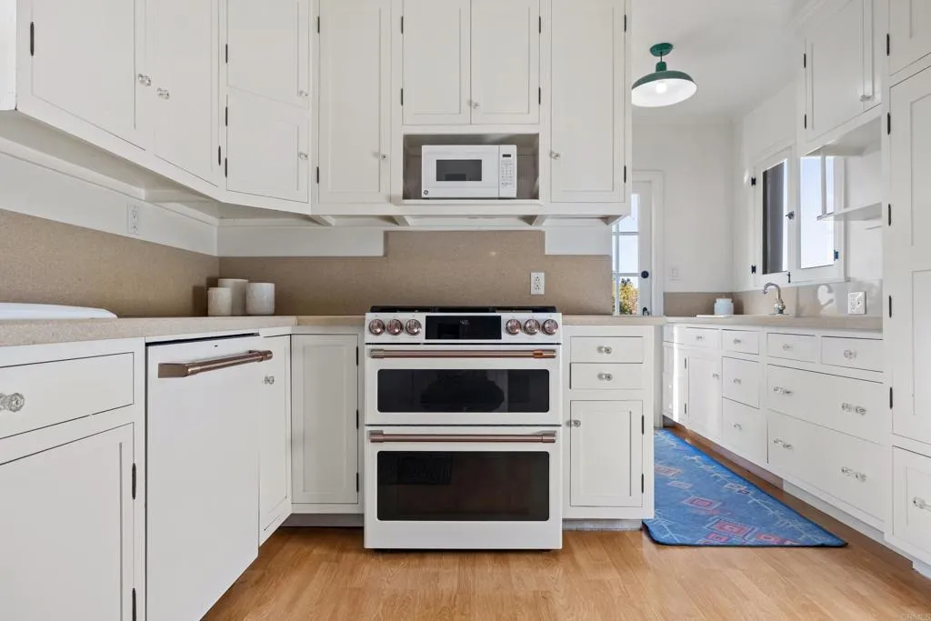https://cdn.realtyfeed.com/cdn/127/307103265/dfb52f81d135f4c6c8af3a136df7c736.webp