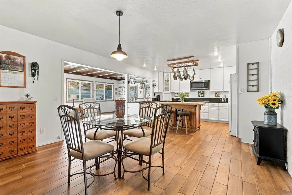 https://cdn.realtyfeed.com/cdn/127/307103441/3aba86c49b15302e3dc5cdeb9de9a3e5.webp