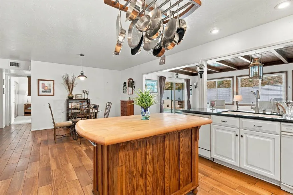 https://cdn.realtyfeed.com/cdn/127/307103441/af43fb781e97793abec2c5abe5146cef.webp