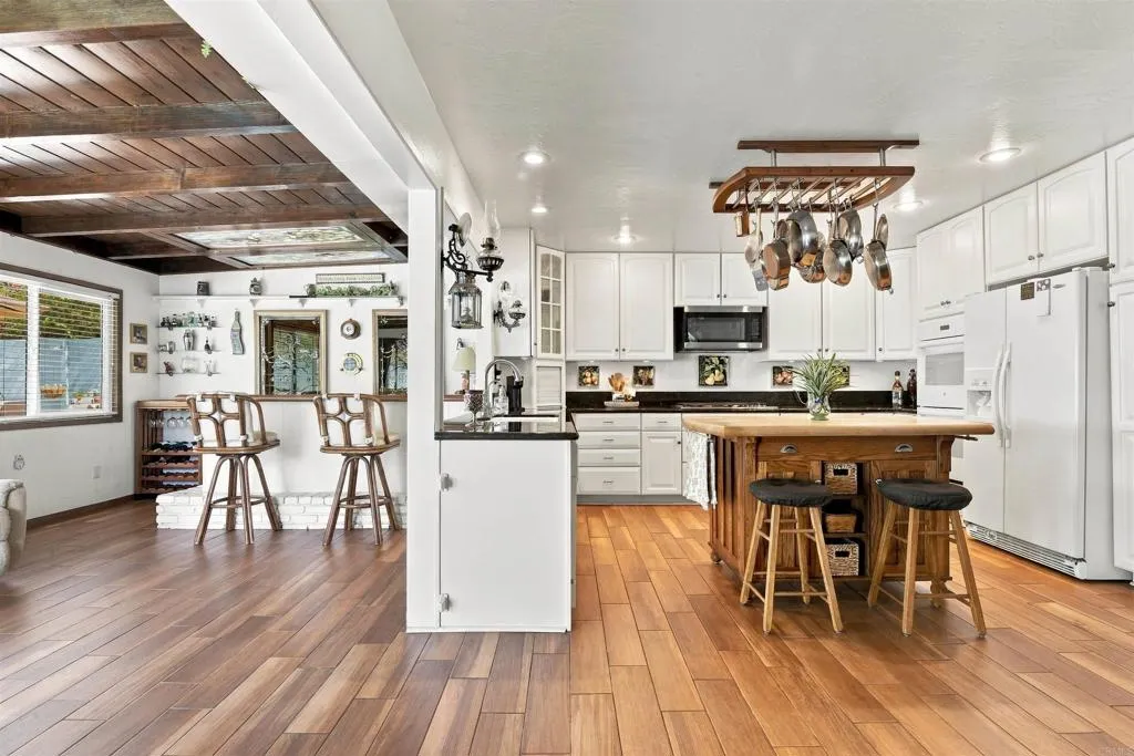 https://cdn.realtyfeed.com/cdn/127/307103441/d869f16d10942709dda80c1224c75638.webp