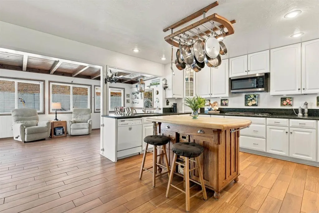 https://cdn.realtyfeed.com/cdn/127/307103441/ec9412aff1406cf10ae14c357763f526.webp