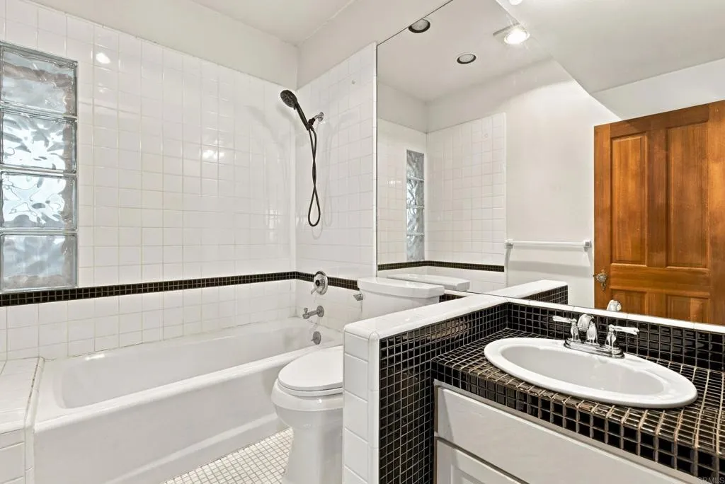 4616 Rancho Reposo, Del Mar, CA 92014 en-suite bathroom