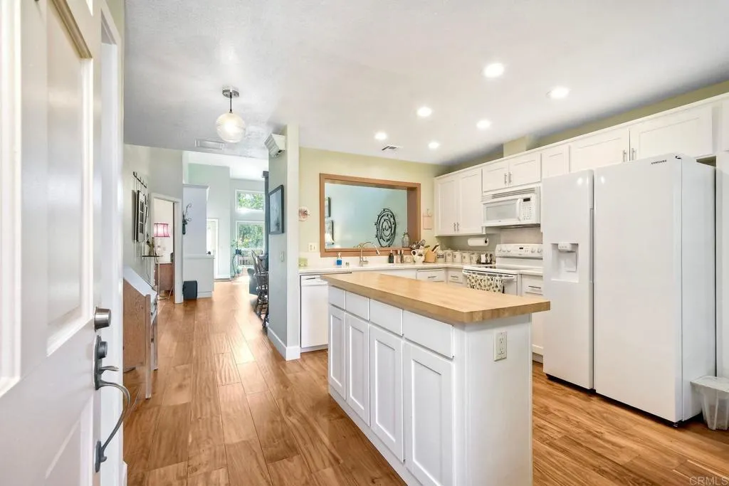 https://cdn.realtyfeed.com/cdn/127/307103463/7c4357c81324c7e7365dfb317cc51f96.webp