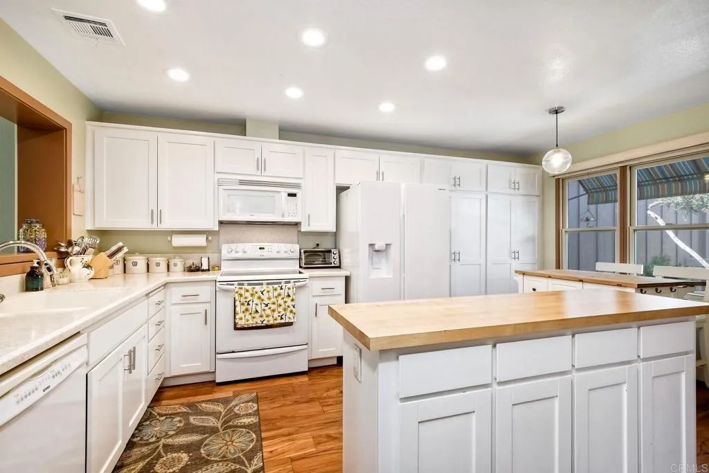 https://cdn.realtyfeed.com/cdn/127/307103463/e7ff70870322b011bfb2d37606e269e0.webp