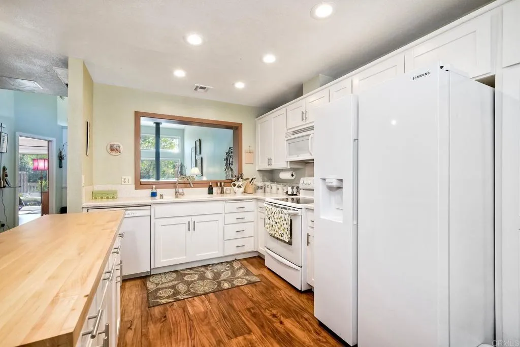 https://cdn.realtyfeed.com/cdn/127/307103463/fd2cf28db87d0094163001d482e237aa.webp