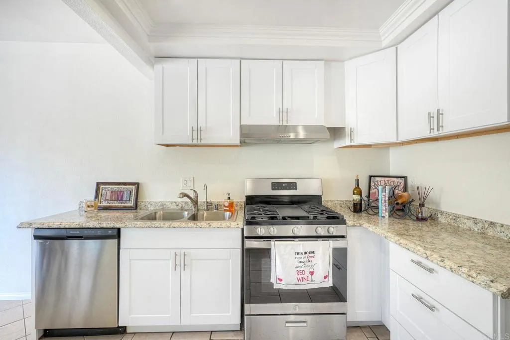 2855 Wanek Rd - J, Escondido, CA 92027