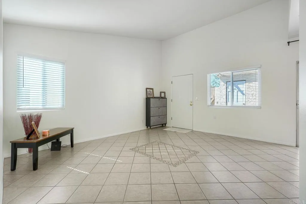 2855 Wanek Rd - J, Escondido, CA 92027