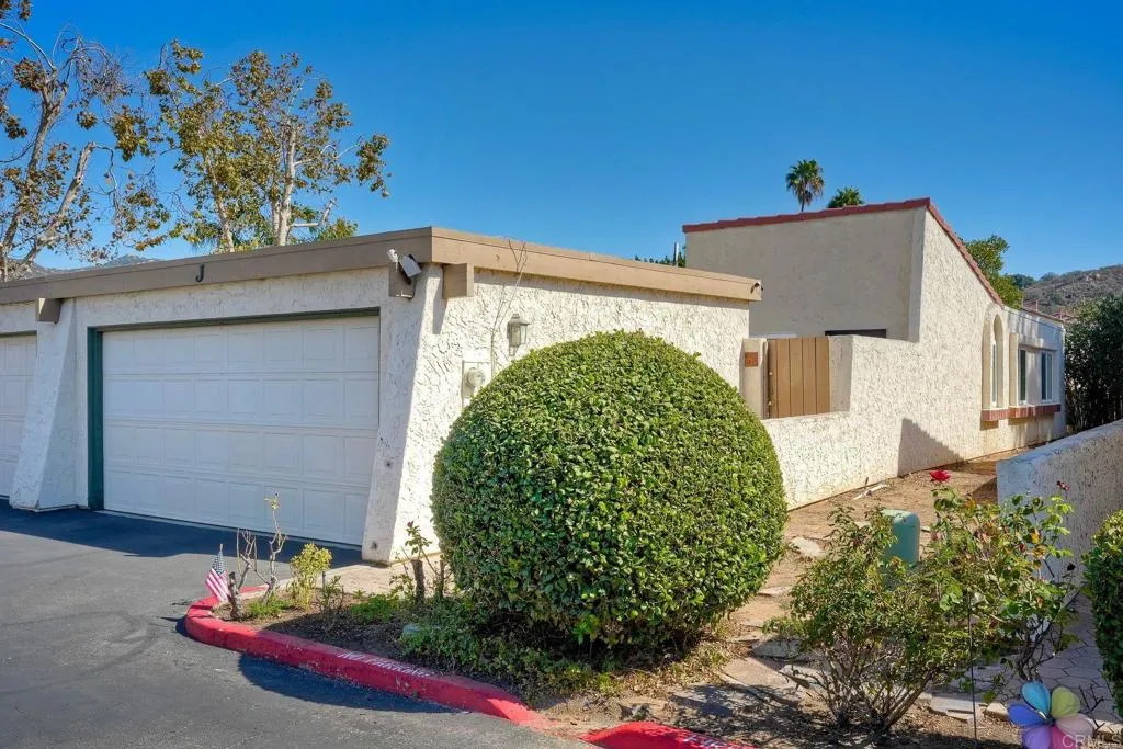 2855 Wanek Rd - J, Escondido, CA 92027