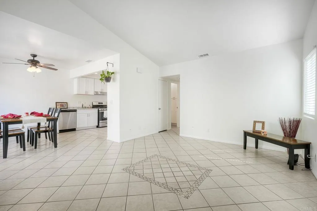 2855 Wanek Rd - J, Escondido, CA 92027