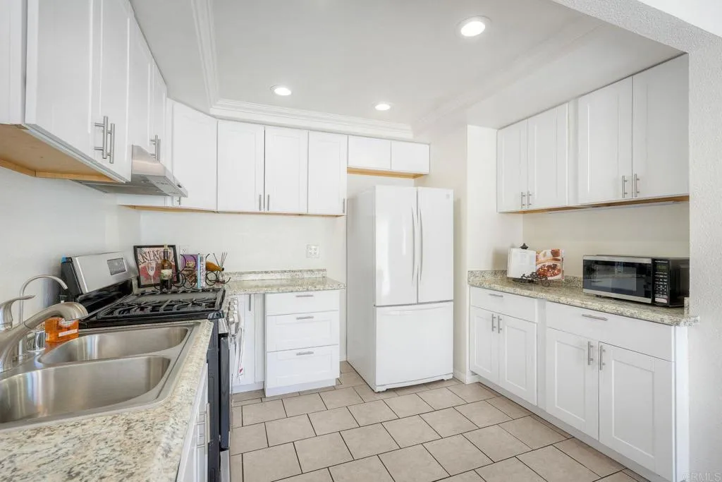 2855 Wanek Rd - J, Escondido, CA 92027