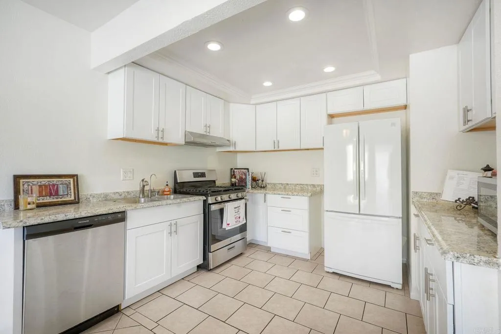 Renovated kitchen awaits you~