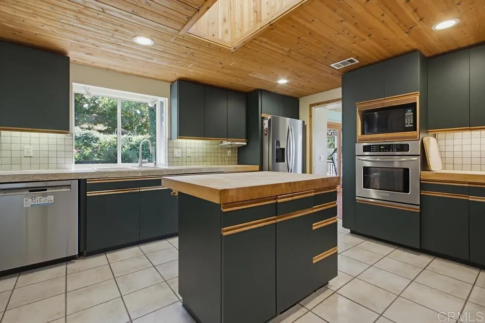 472 E Kalmia Street, Fallbrook, CA 92028 472 E Kalmia Street, Fallbrook, CA 92028
