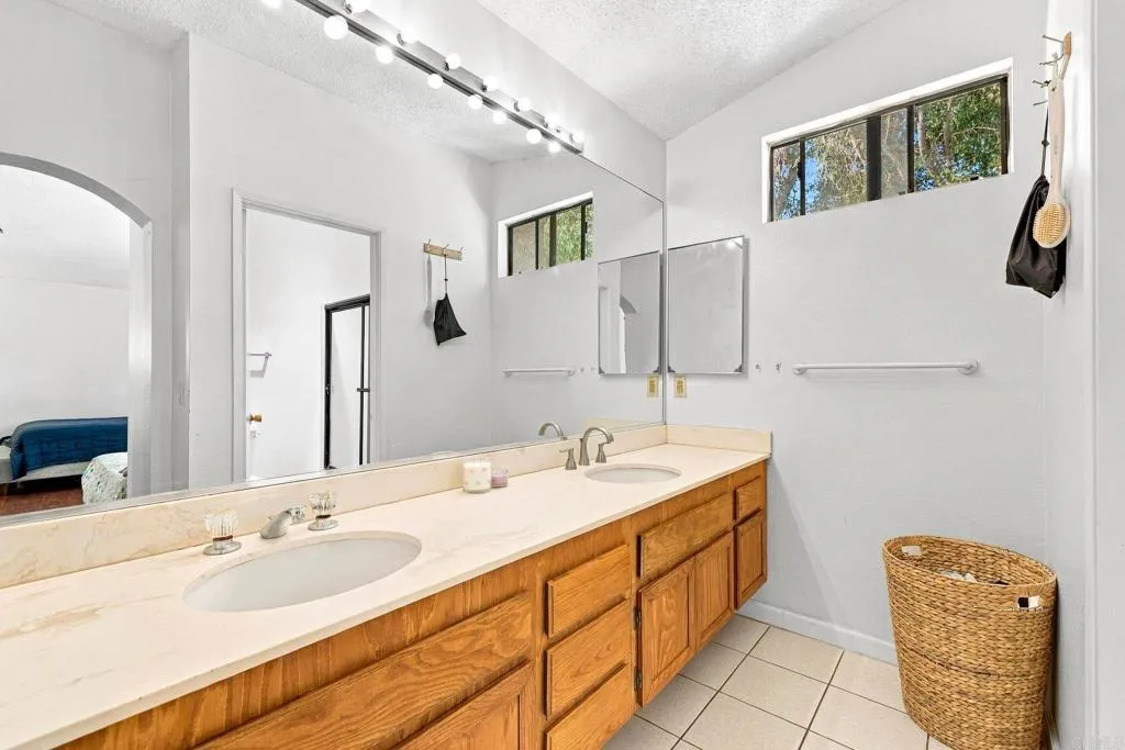 https://cdn.realtyfeed.com/cdn/127/307104739/c3c13f2d2ba3a3bb18205f352916051d.webp