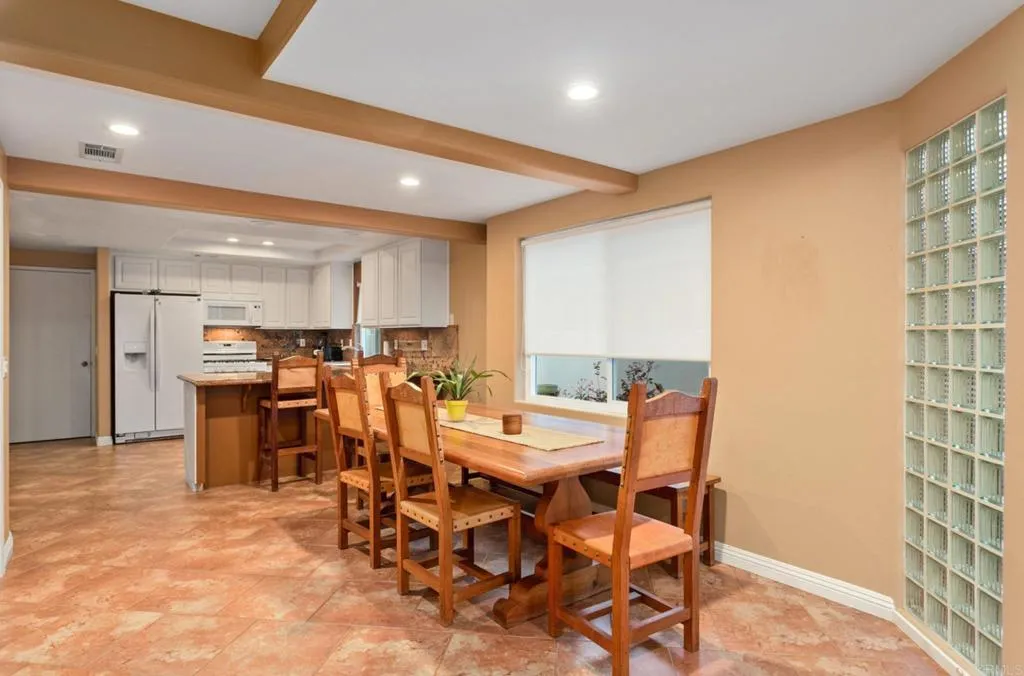 https://cdn.realtyfeed.com/cdn/127/307104779/26f5ff4cc2774bfce9338f75d76930ac.webp