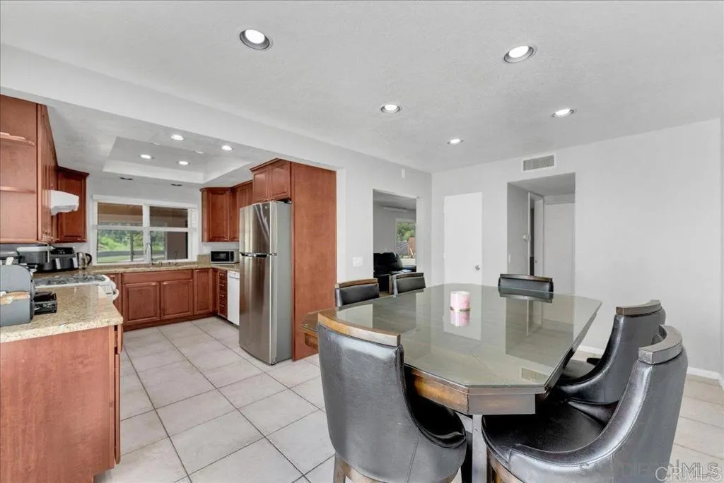 8406 Alado Place, El Cajon, CA 92021 8406 Alado Place, El Cajon, CA 92021