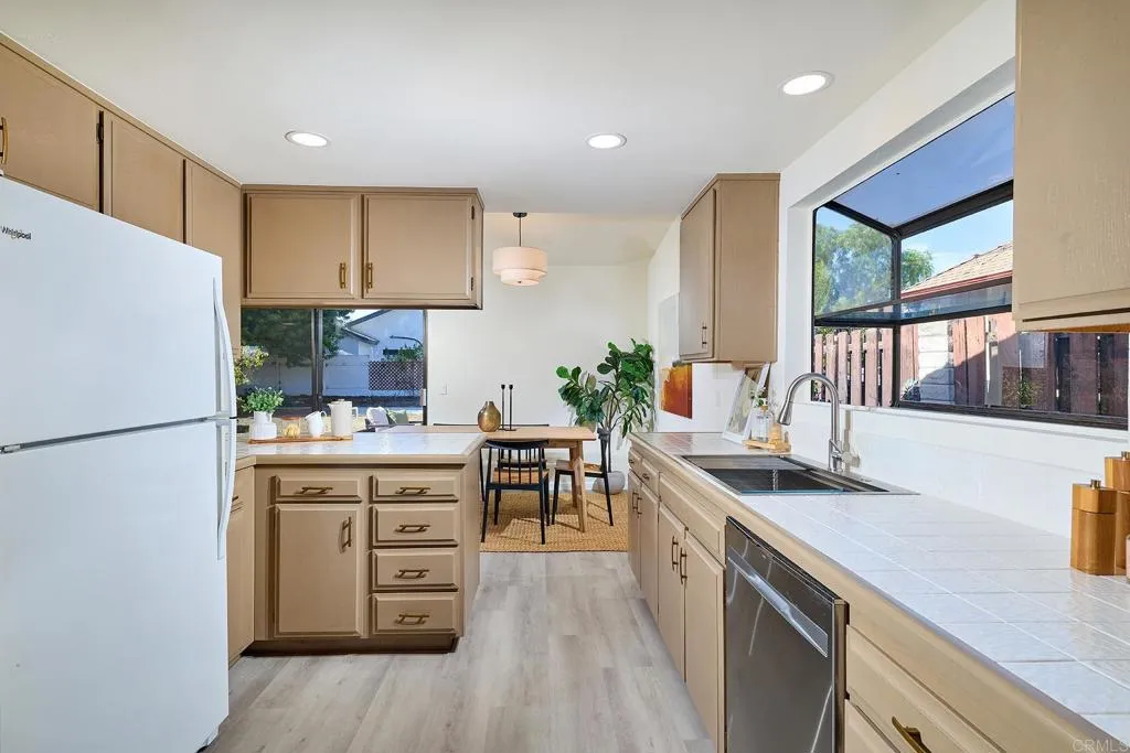 https://cdn.realtyfeed.com/cdn/127/307105788/099d838938bb962a336f031bfde3dcca.webp