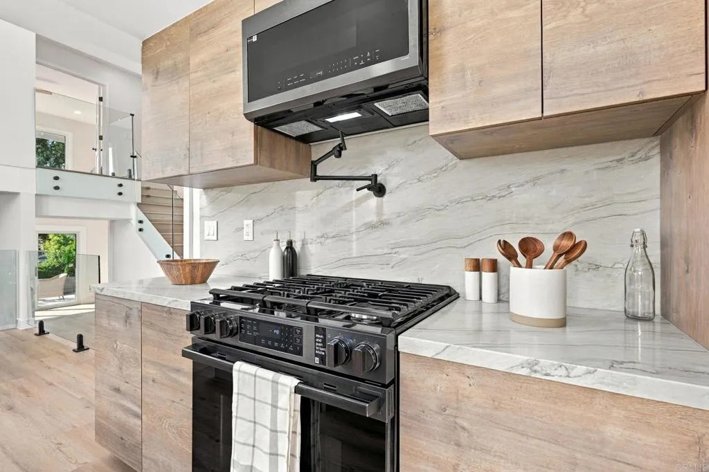 https://cdn.realtyfeed.com/cdn/127/307106188/27ed4e7f4fa31f00c09b4cd297db980b.webp