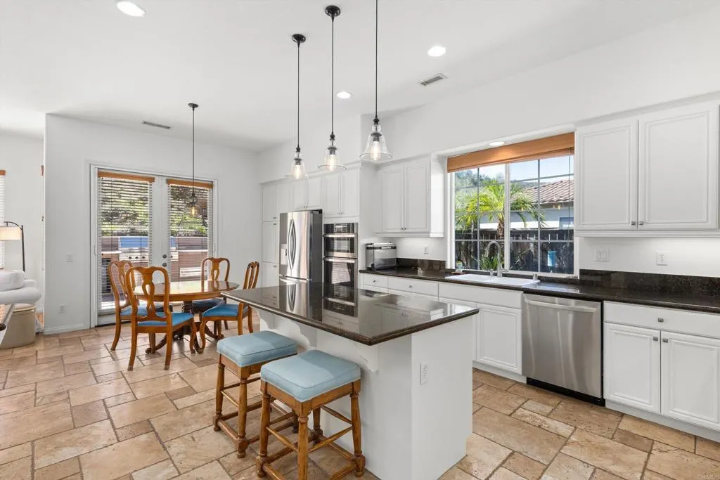 642 Via Del Campo, San Marcos, CA 92078 642 Via Del Campo, San Marcos, CA 92078