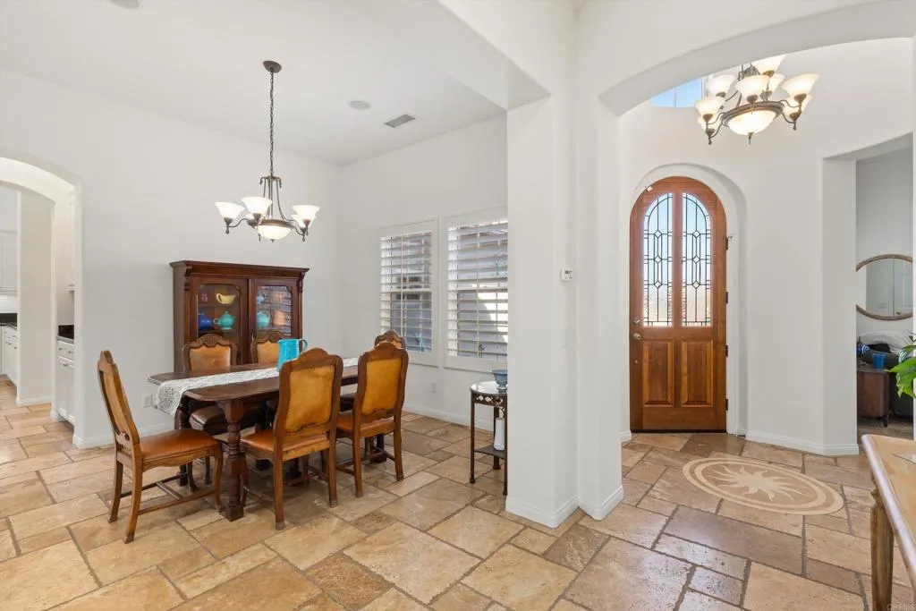 642 Via Del Campo, San Marcos, CA 92078 642 Via Del Campo, San Marcos, CA 92078