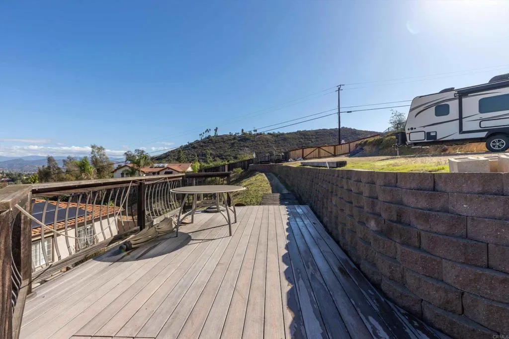 642 Via Del Campo, San Marcos, CA 92078 642 Via Del Campo, San Marcos, CA 92078