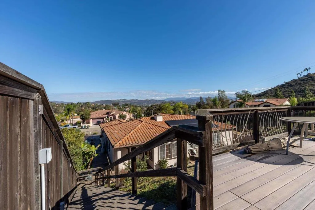 642 Via Del Campo, San Marcos, CA 92078 642 Via Del Campo, San Marcos, CA 92078