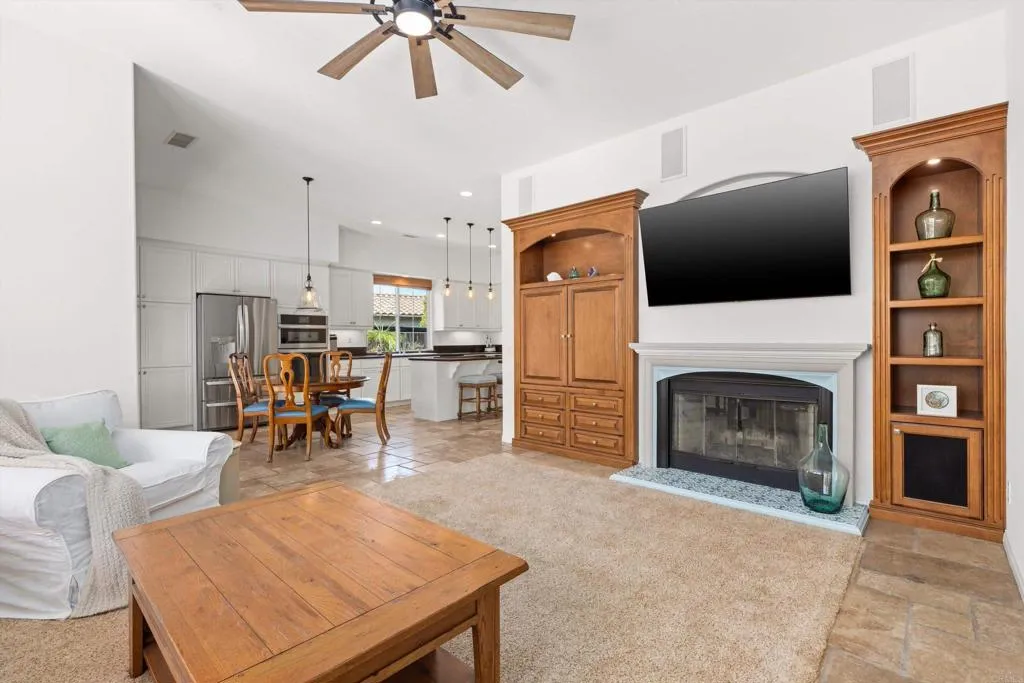 642 Via Del Campo, San Marcos, CA 92078 642 Via Del Campo, San Marcos, CA 92078