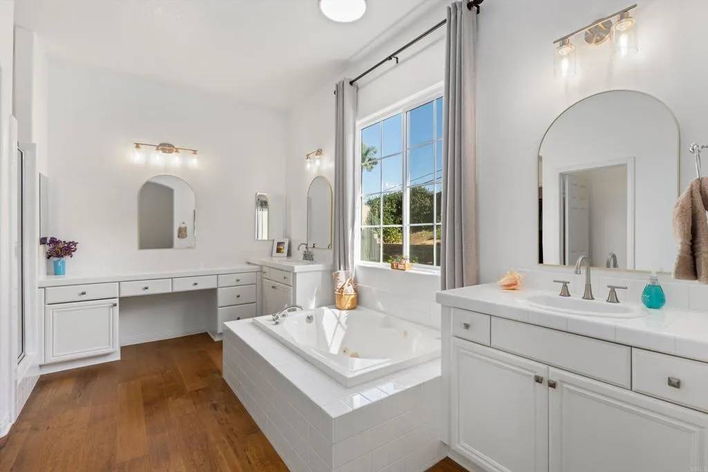 642 Via Del Campo, San Marcos, CA 92078 642 Via Del Campo, San Marcos, CA 92078