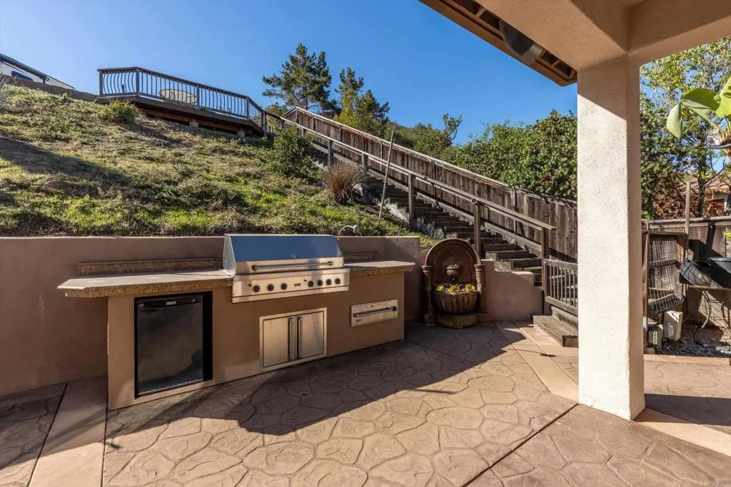 642 Via Del Campo, San Marcos, CA 92078 642 Via Del Campo, San Marcos, CA 92078