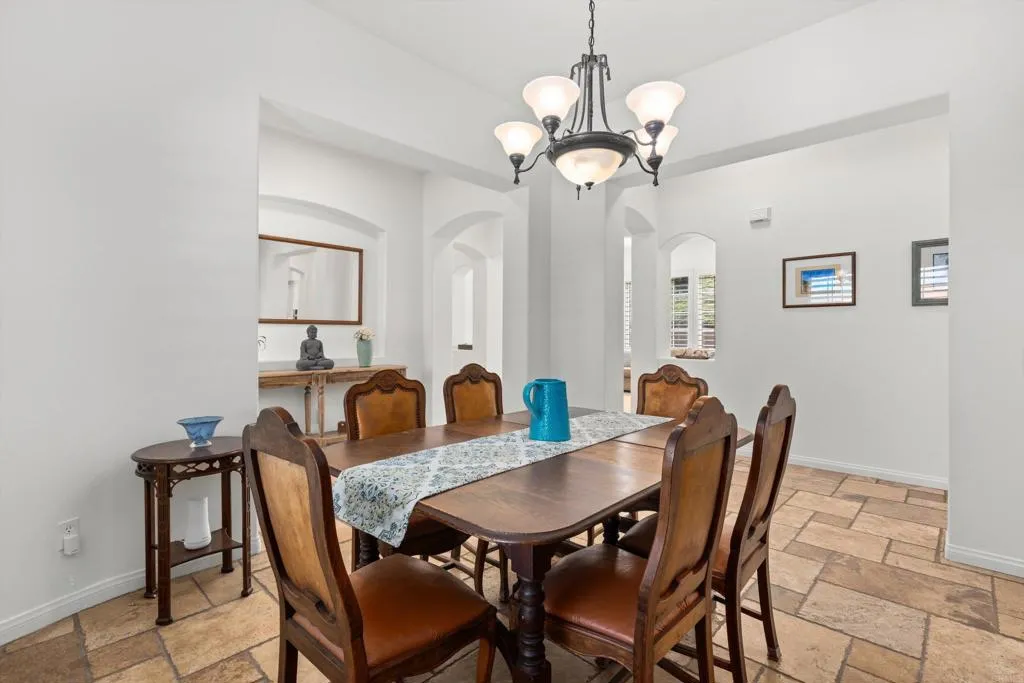 642 Via Del Campo, San Marcos, CA 92078 642 Via Del Campo, San Marcos, CA 92078