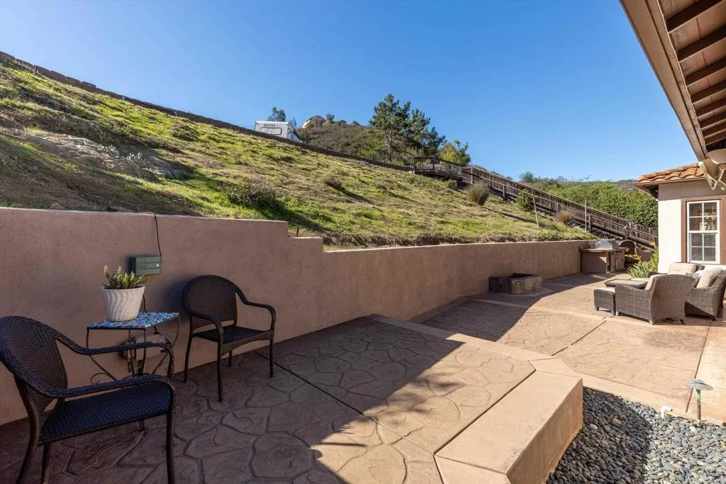 642 Via Del Campo, San Marcos, CA 92078 642 Via Del Campo, San Marcos, CA 92078