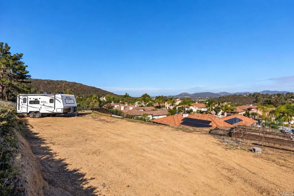 642 Via Del Campo, San Marcos, CA 92078 642 Via Del Campo, San Marcos, CA 92078