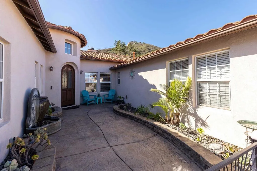 642 Via Del Campo, San Marcos, CA 92078 642 Via Del Campo, San Marcos, CA 92078