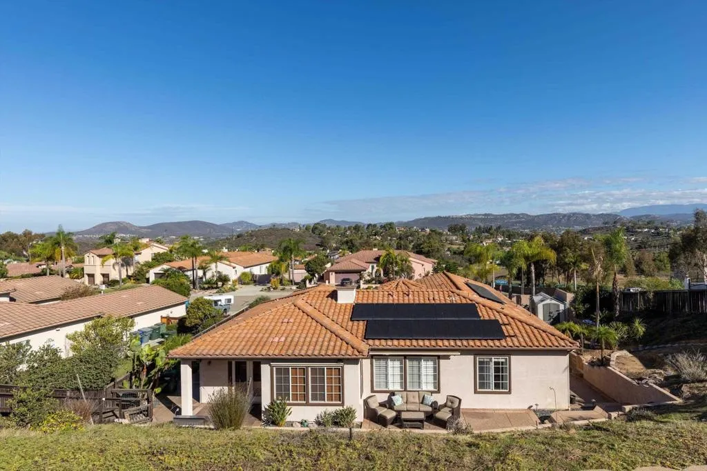 642 Via Del Campo, San Marcos, CA 92078 642 Via Del Campo, San Marcos, CA 92078