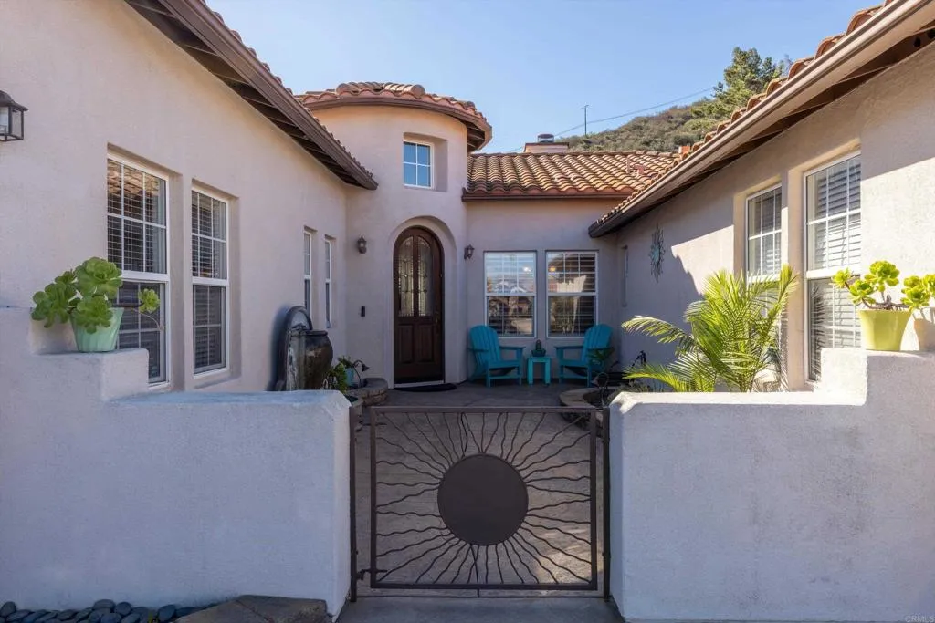 642 Via Del Campo, San Marcos, CA 92078 642 Via Del Campo, San Marcos, CA 92078