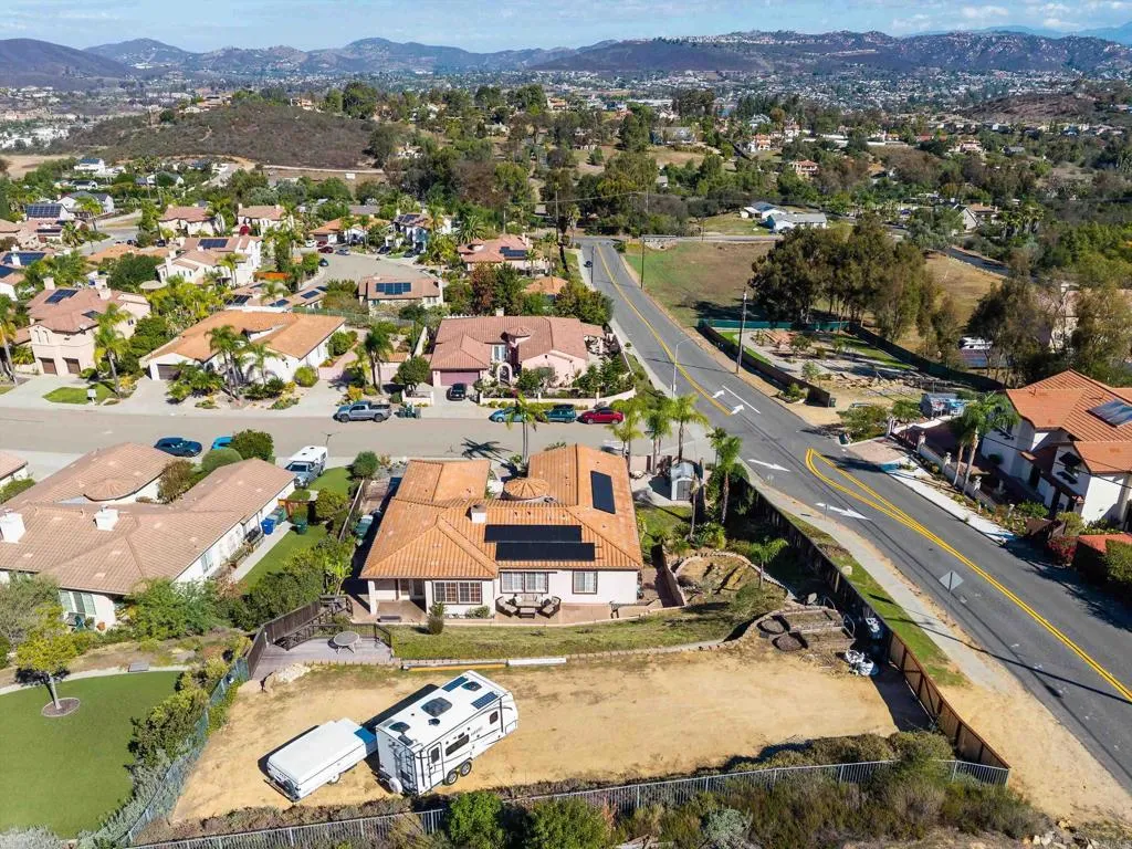 642 Via Del Campo, San Marcos, CA 92078 642 Via Del Campo, San Marcos, CA 92078