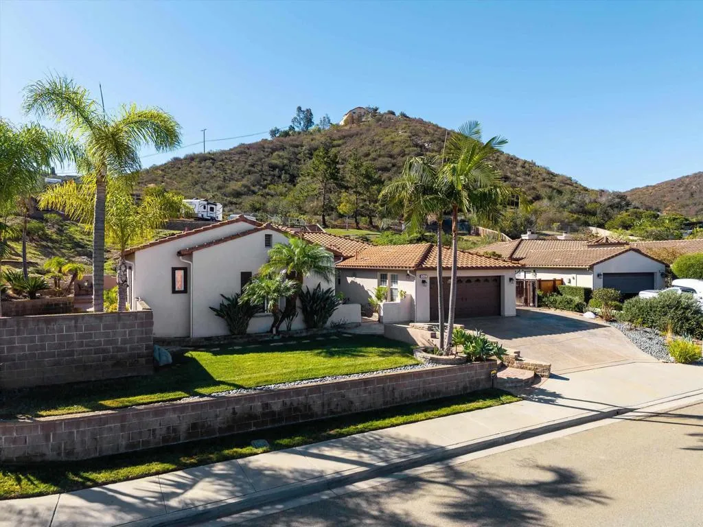 642 Via Del Campo, San Marcos, CA 92078 642 Via Del Campo, San Marcos, CA 92078