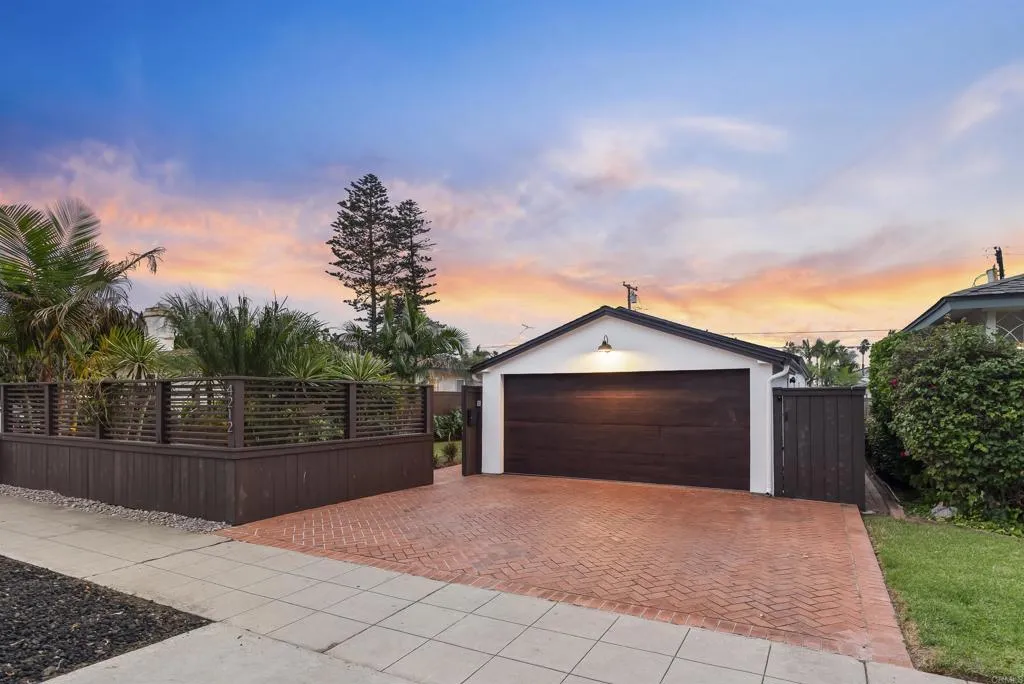 https://cdn.realtyfeed.com/cdn/127/307106214/480bd3fa35226e96a37a2f456f9d8c29.webp