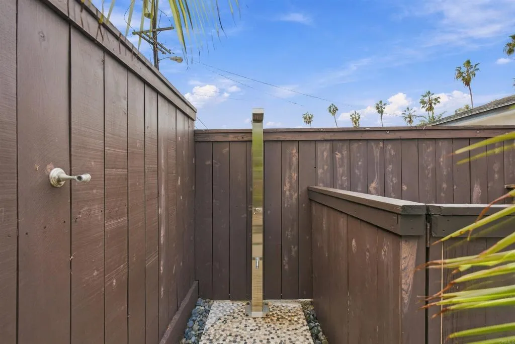 https://cdn.realtyfeed.com/cdn/127/307106214/da97dbd3ff94f62bf3fce771474ebe44.webp