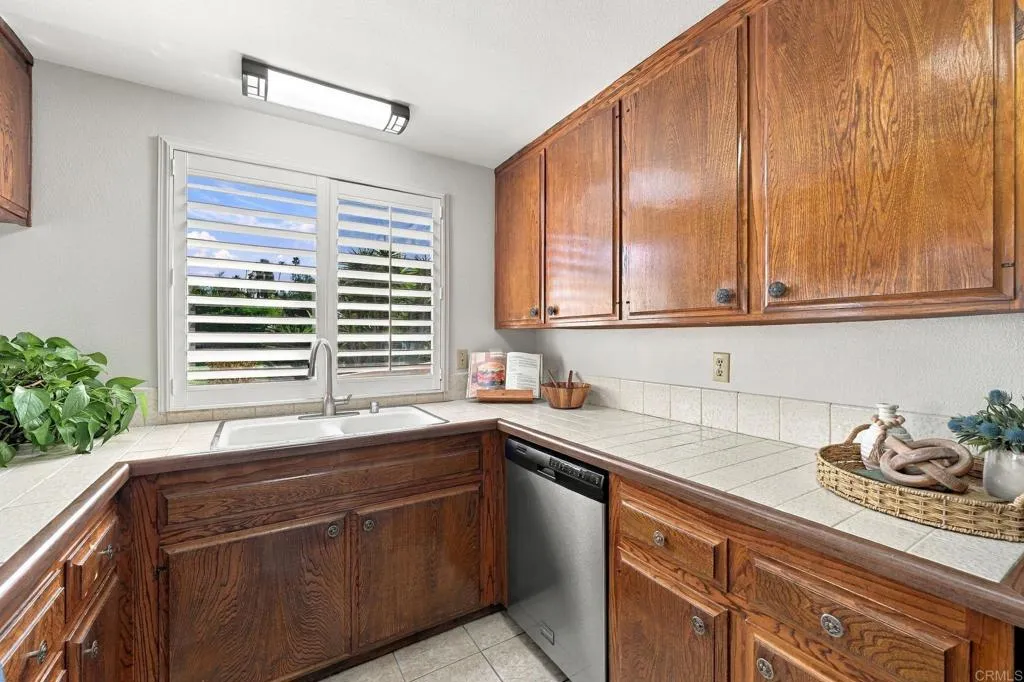817 Crescent Drive, Vista, CA 92084 Kitchen
