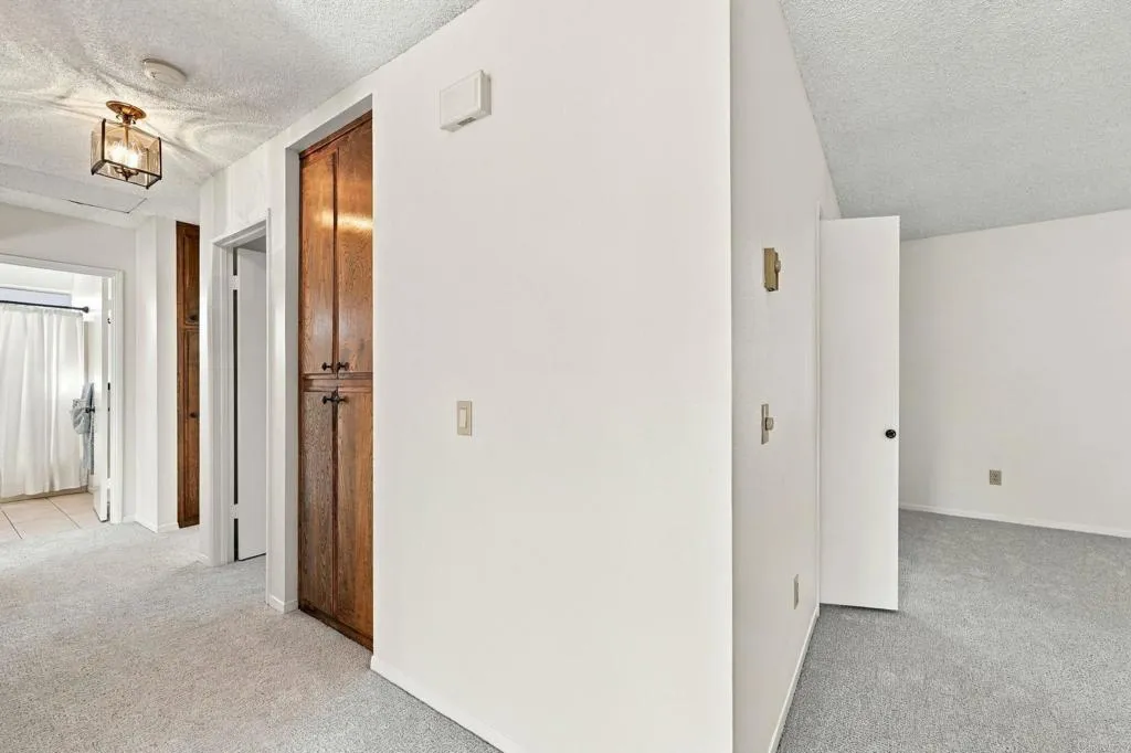 817 Crescent Drive, Vista, CA 92084 Hall
